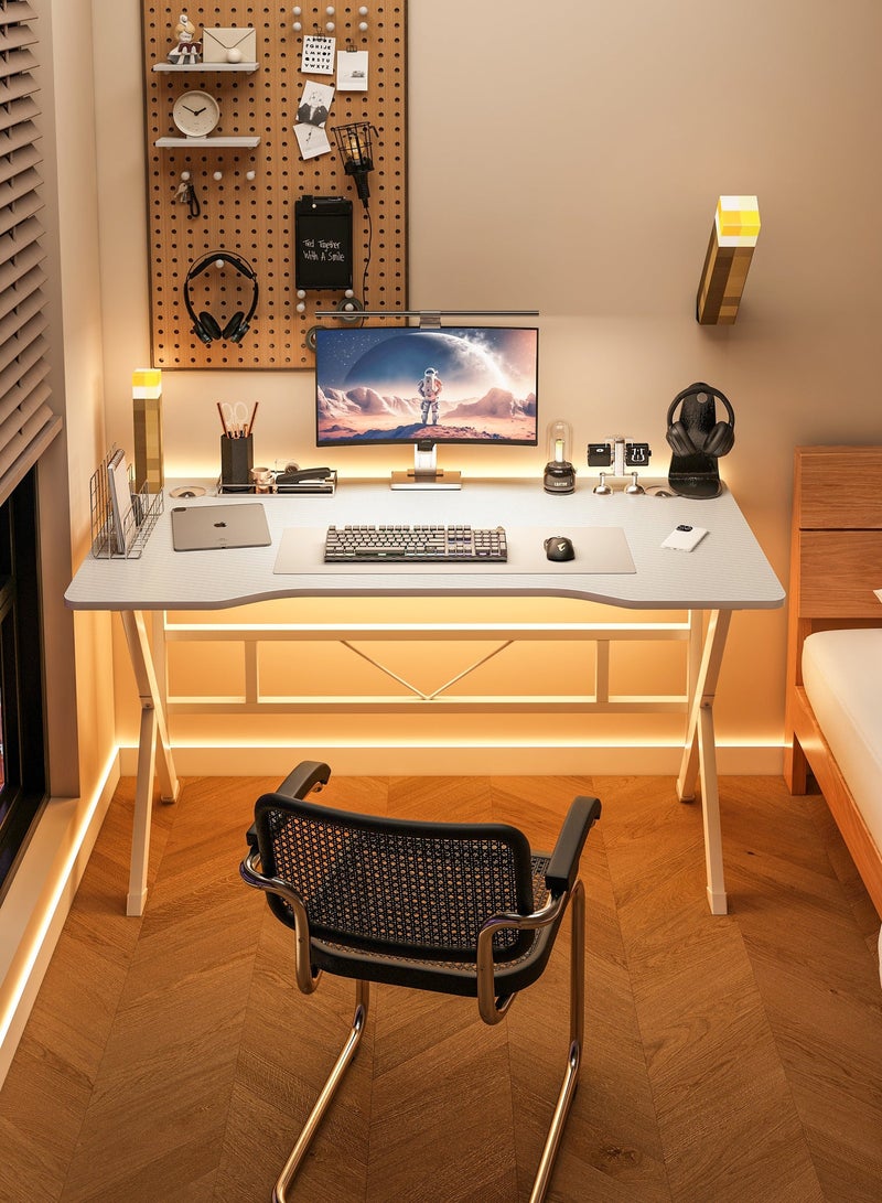 زانوتا طاولة مكتب على شكل حرف K مريحة مكتب دراسة مكتب واسع، طاولة مكتب منزلي، مكتب ألعاب، طاولة كمبيوتر طاوله قيمنق طاولة دراسة مع سطح مكتب من ألياف الكربون مثالية للطلاب واللاعبين،أبيض - Image 3